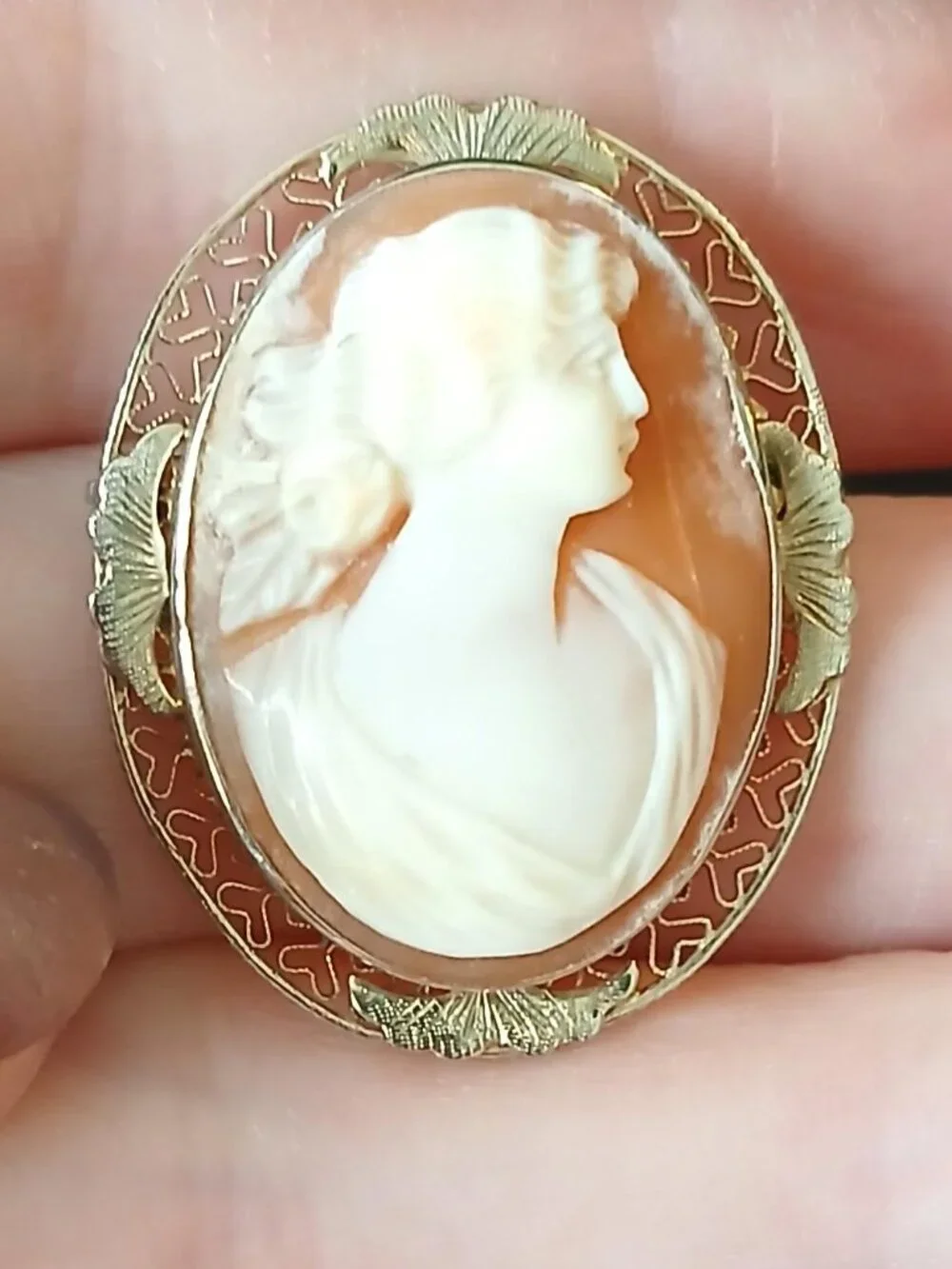 Art Deco 10K White Gold Cameo Brooch: Vintage Conch Shell Filigree Pin